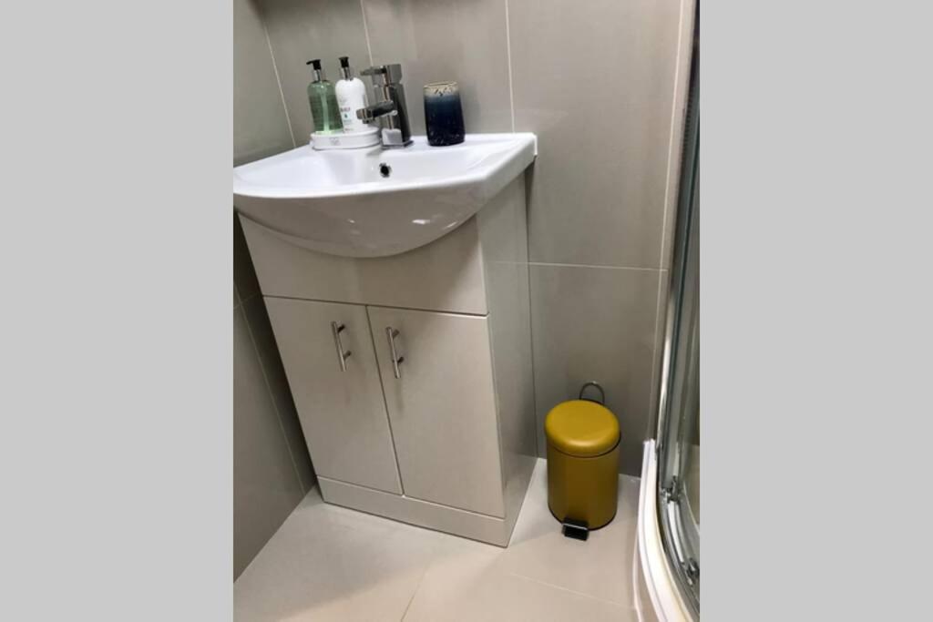 Marie'S Serviced Apartments- 2 Bedroom City Stay Bedford Buitenkant foto
