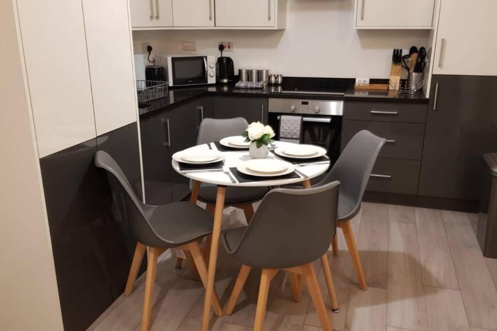 Marie'S Serviced Apartments- 2 Bedroom City Stay Bedford Buitenkant foto